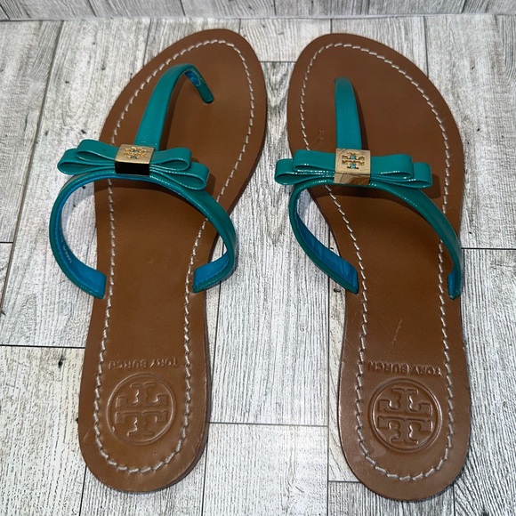 TORY BURCH Patent Leather Bow Accents T-Strap Sandals Size 7M✨ - Picture 4 of 13